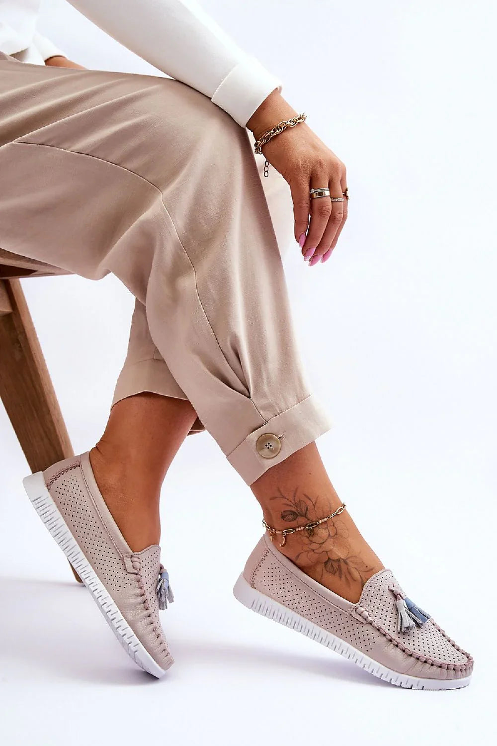 Women’s white and pink tassel perforated leather platform moccasins, breathable women’s platform moccasins