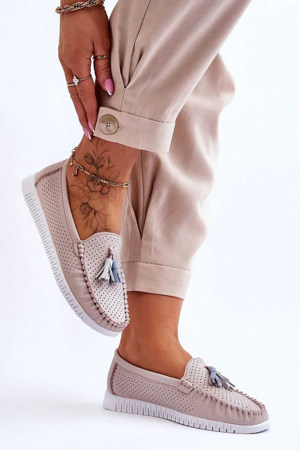 Women’s white and pink tassel perforated leather platform moccasins, breathable women’s platform moccasins